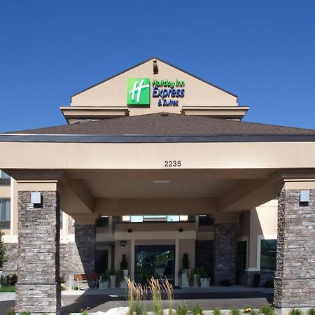 Holiday Inn Express & Suites Logan By Ihg Exterior foto