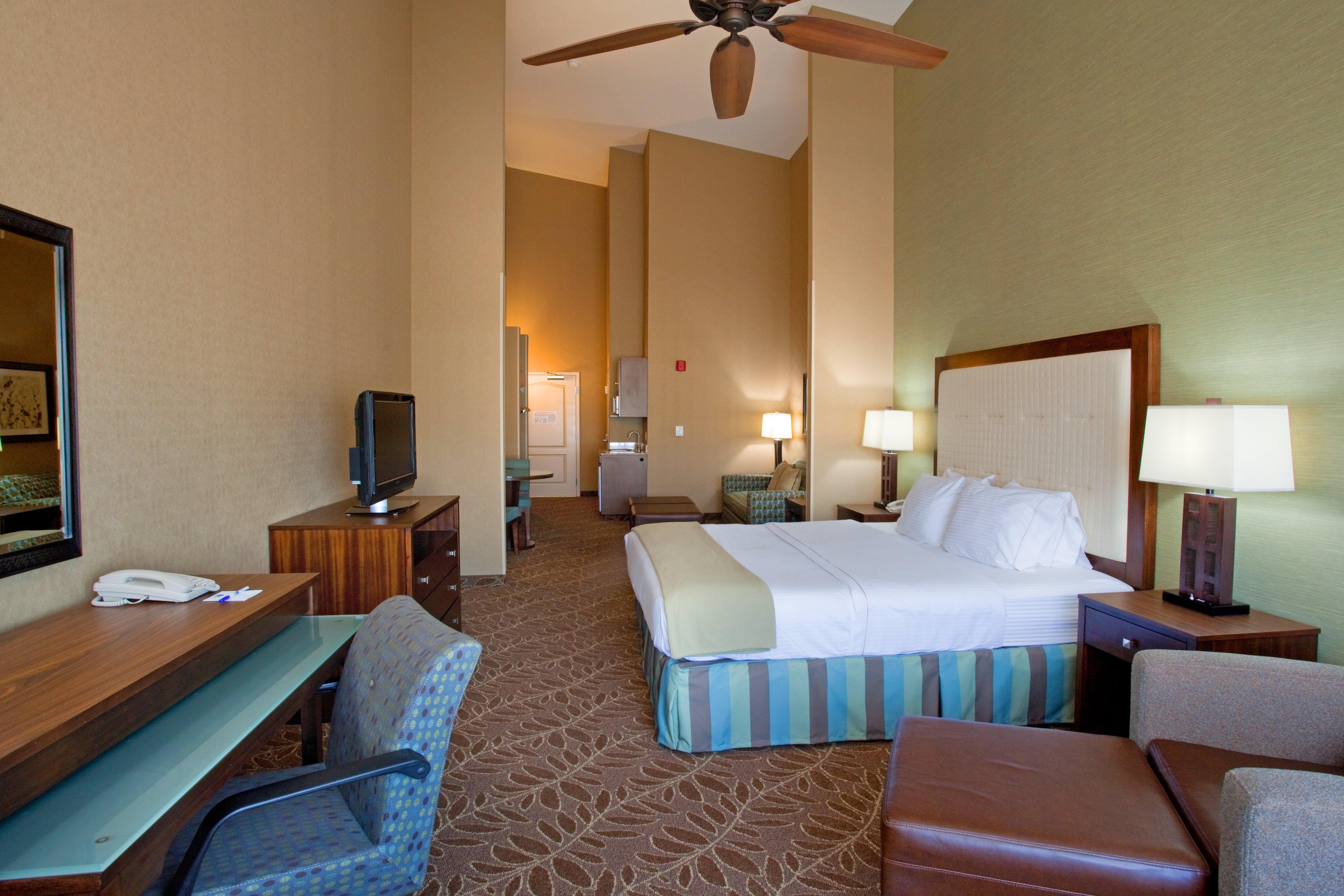 Holiday Inn Express & Suites Logan By Ihg Exterior foto