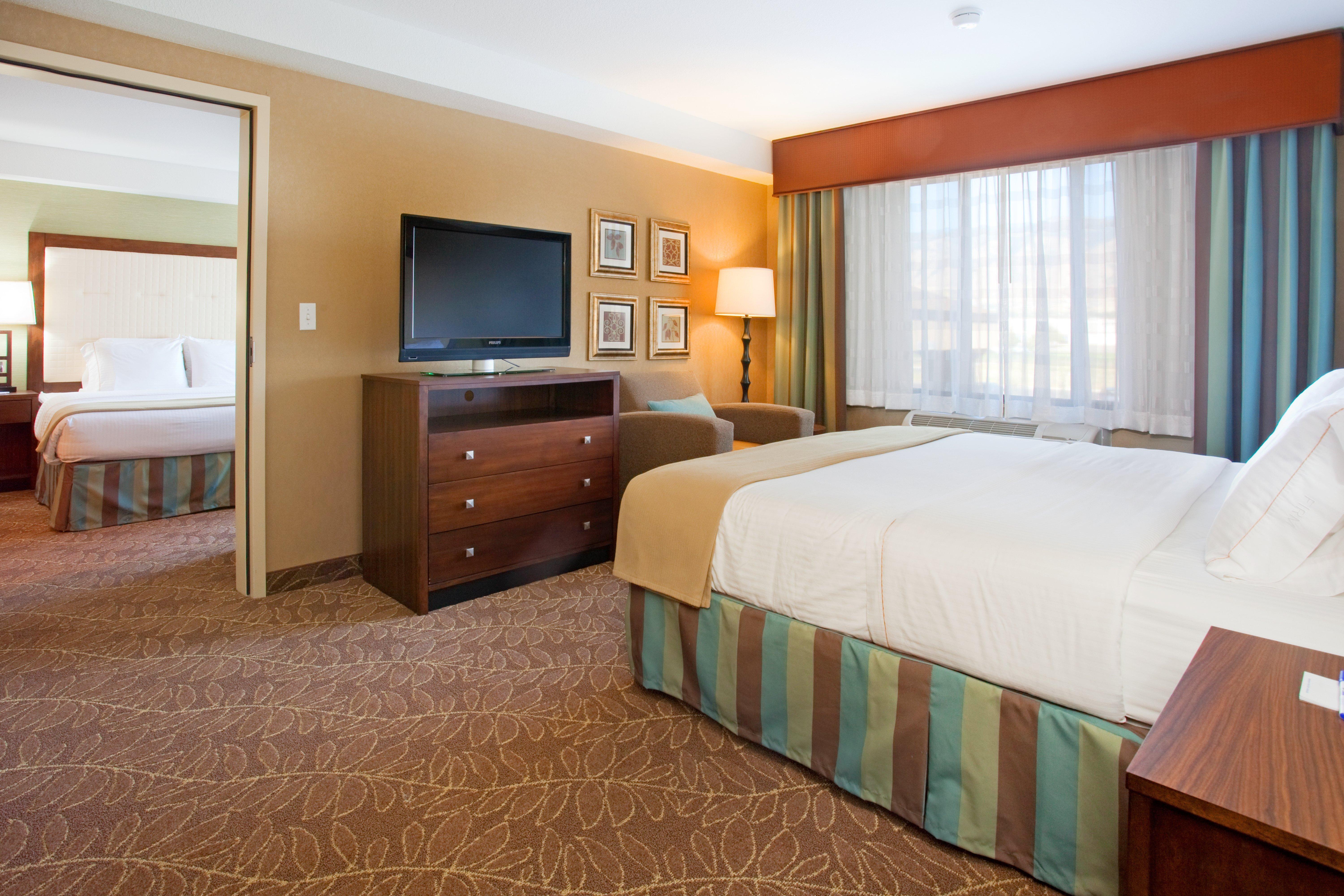 Holiday Inn Express & Suites Logan By Ihg Exterior foto