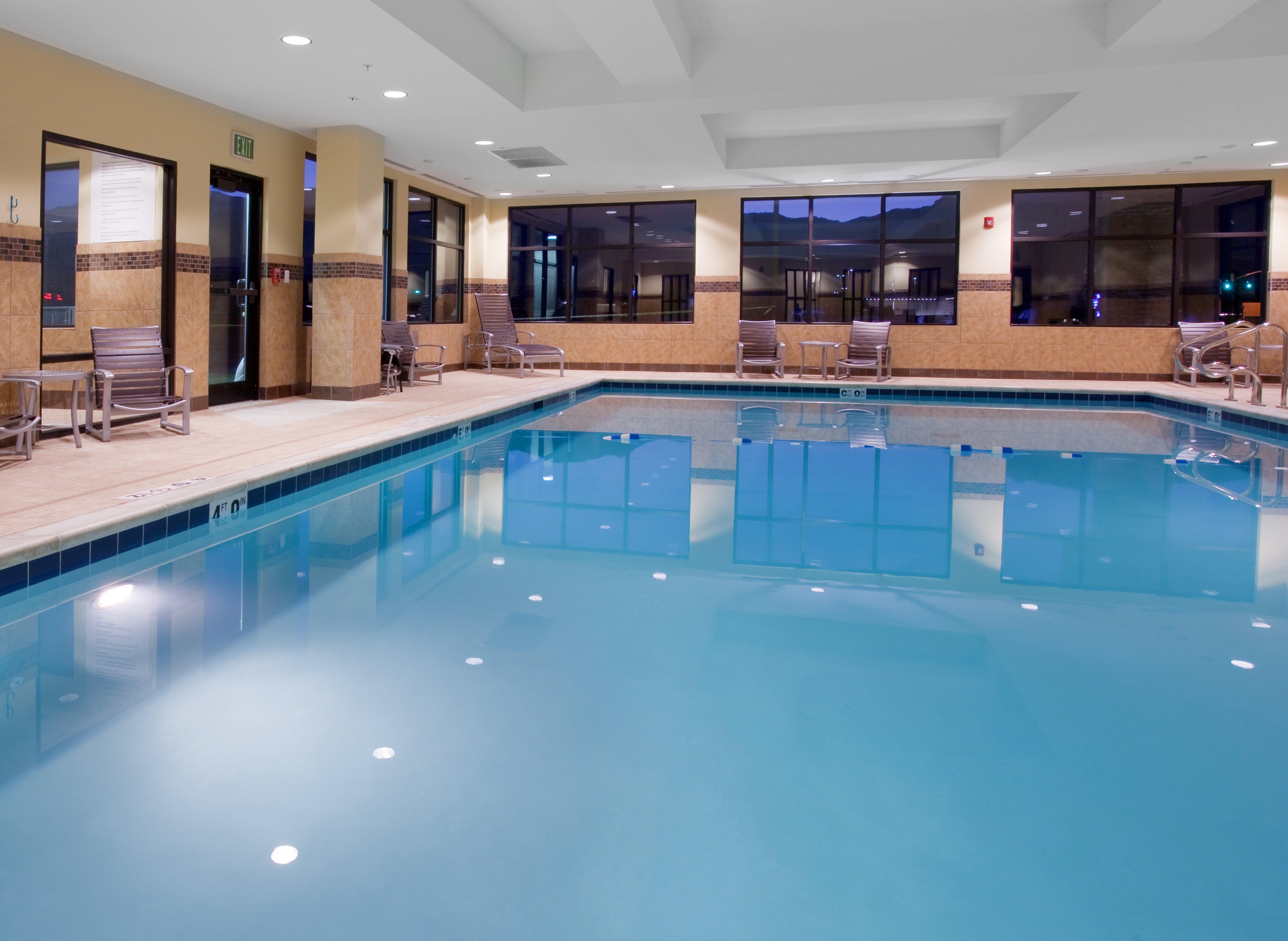 Holiday Inn Express & Suites Logan By Ihg Exterior foto