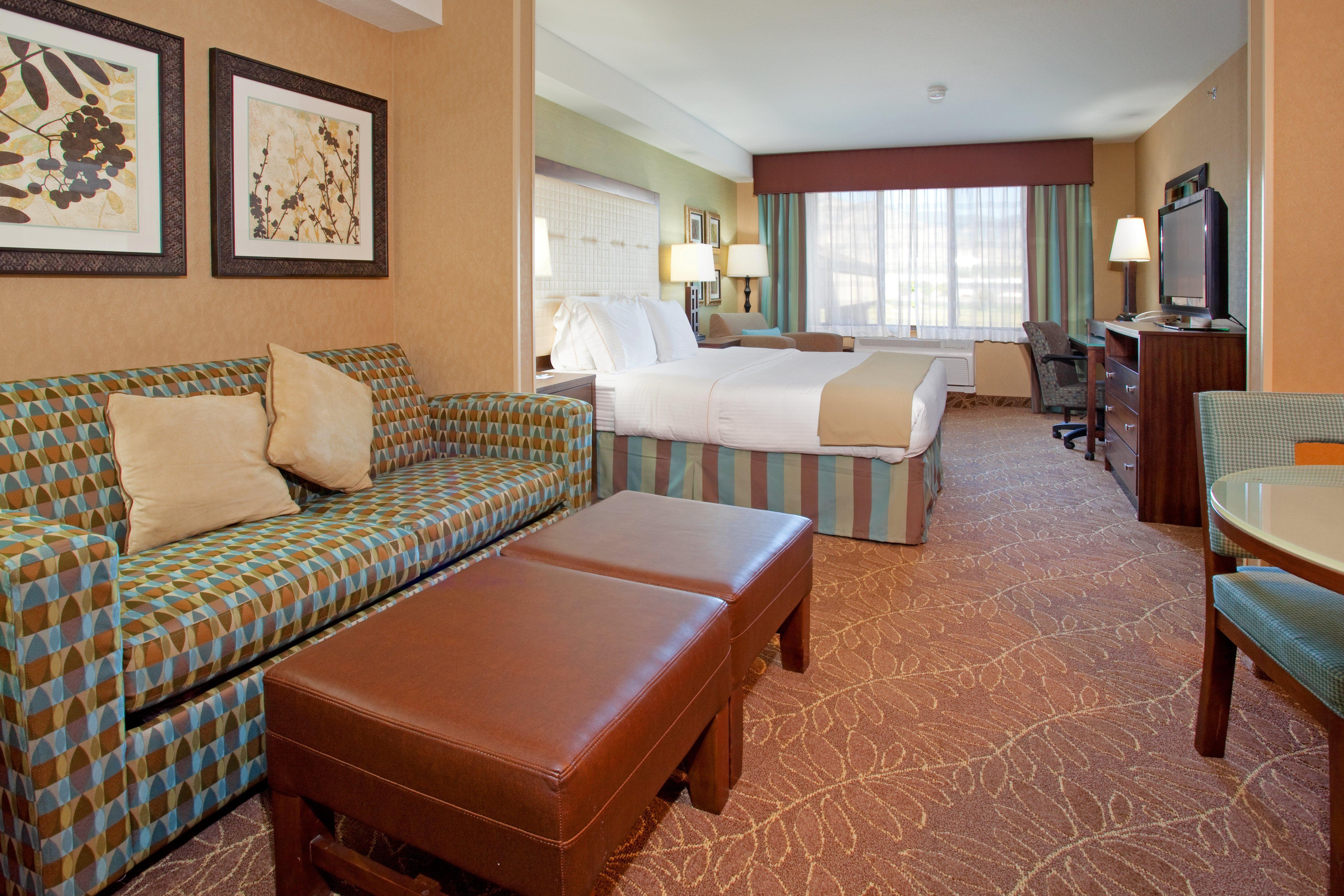Holiday Inn Express & Suites Logan By Ihg Exterior foto