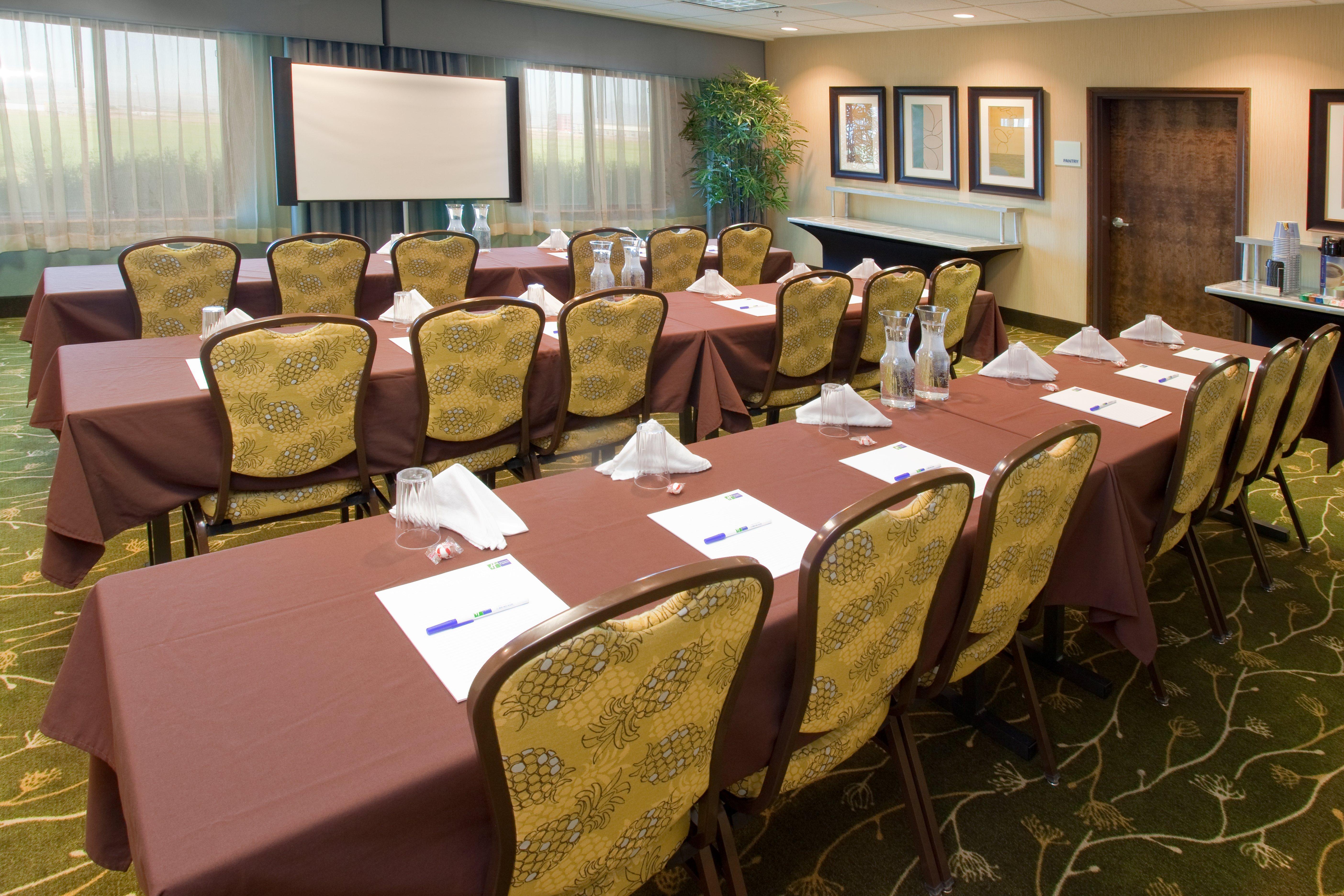 Holiday Inn Express & Suites Logan By Ihg Exterior foto