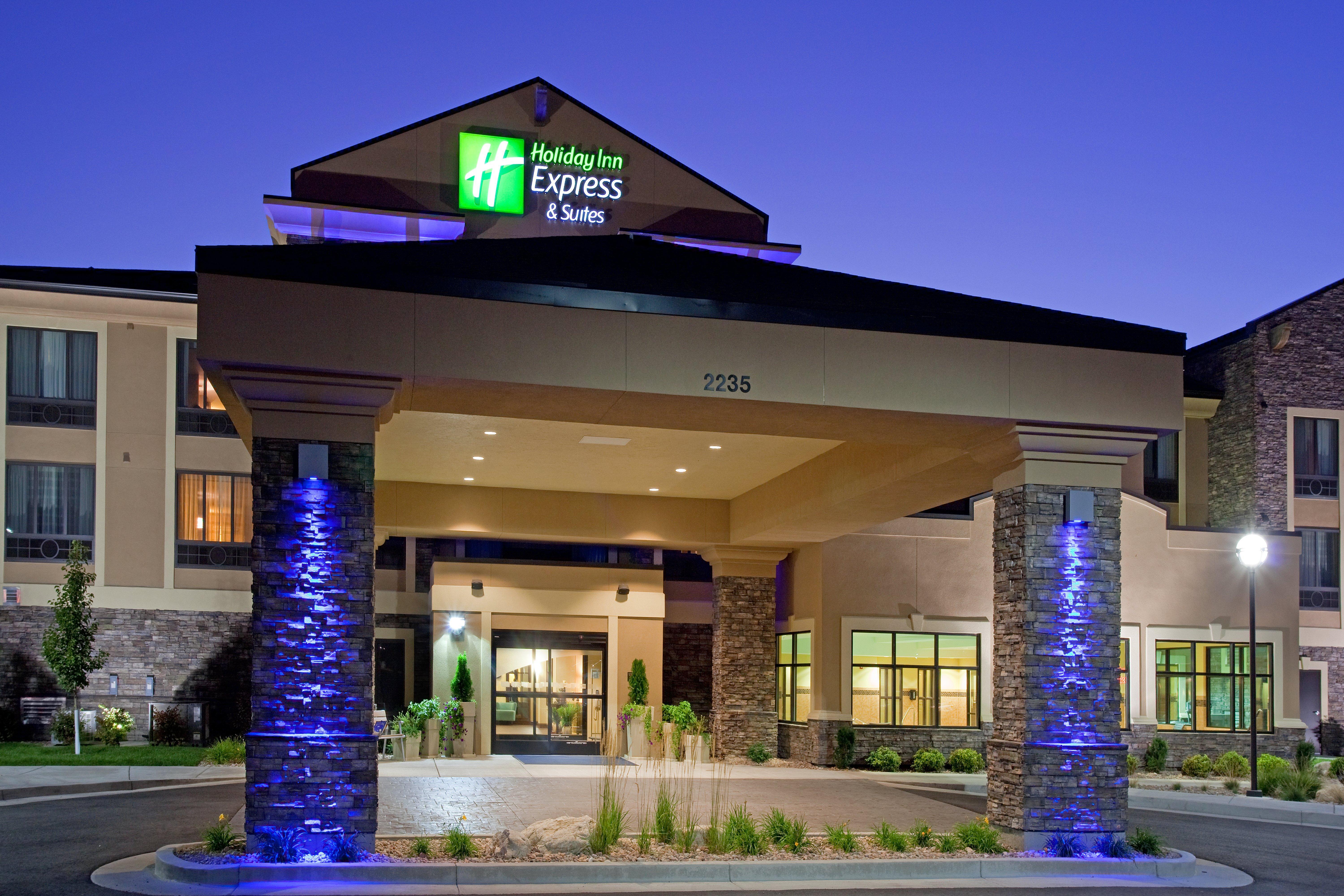 Holiday Inn Express & Suites Logan By Ihg Exterior foto